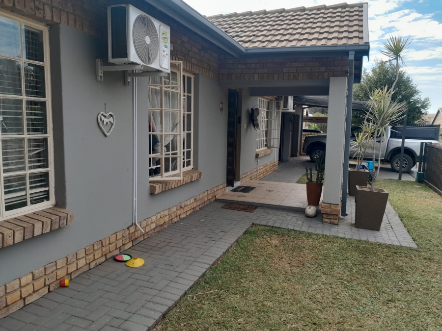 4 Bedroom Property for Sale in Waterval East North West